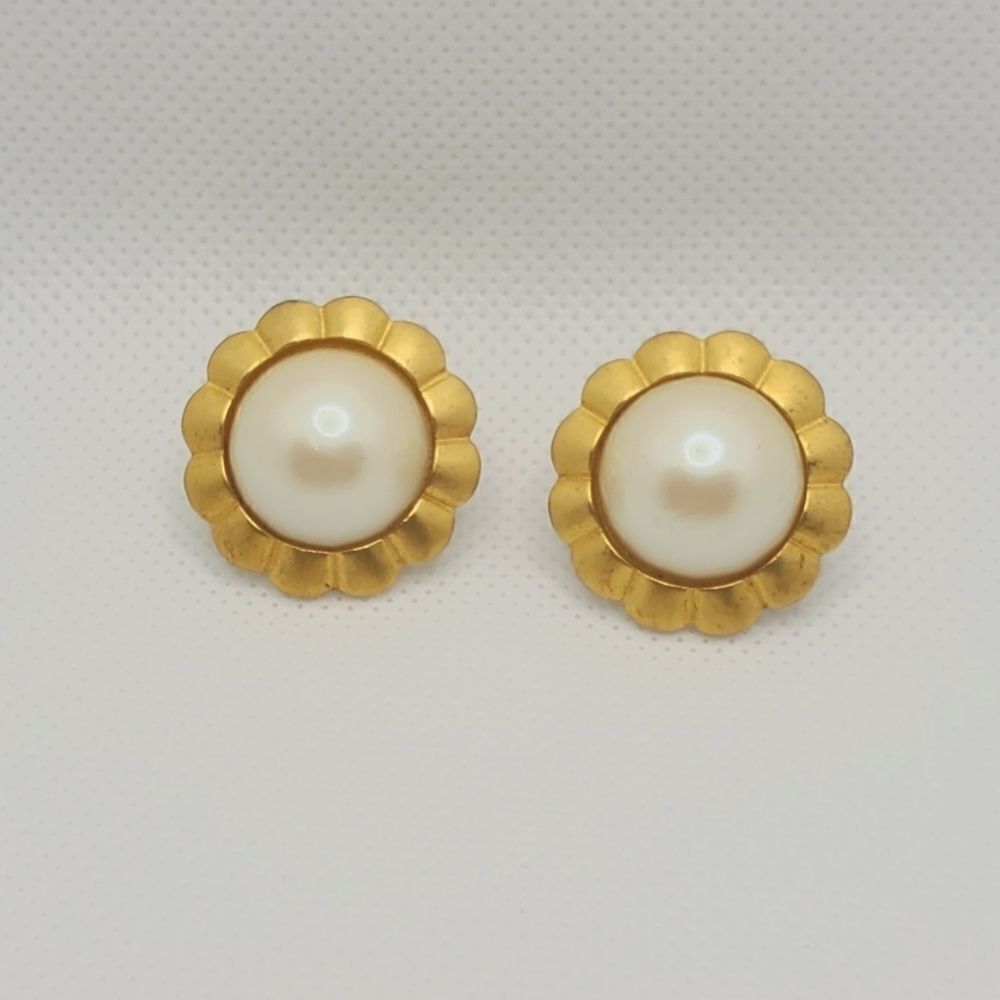 Vintage Daria Gold Toned Metal And Faux Pearl Super elegant earrings.